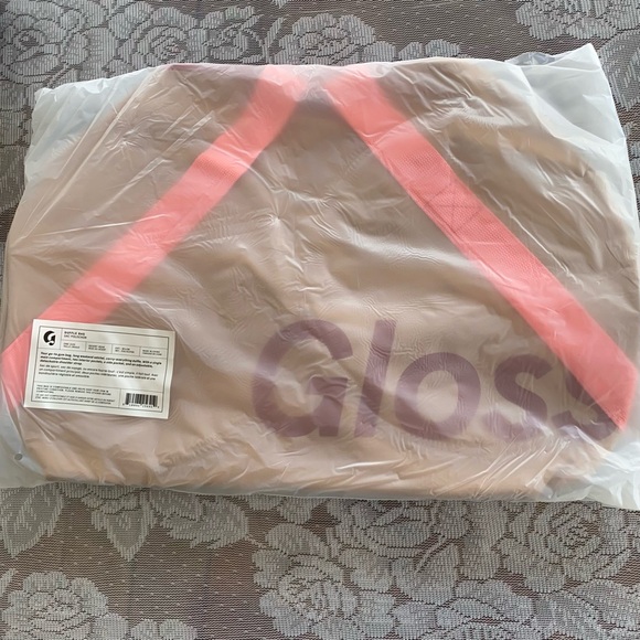 NWT Glossier Duffle Bag Sand Desert Rose Peach Straps Pocket Bag Gym Satchel - Picture 6 of 8